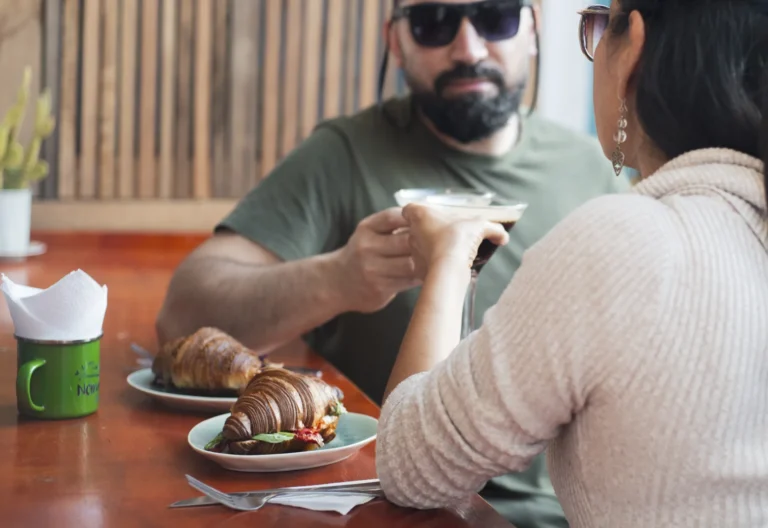 Escapada Romántica a Valparaíso: Silencio, Arte y el Refugio Perfecto para Dos